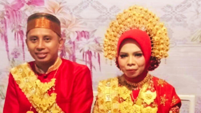 Rusli bersama Warni, istri pertama.(TikTok)